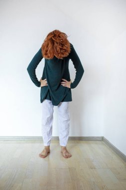 Genç kız odasında koşarak kaslarını çalıştırıyor.