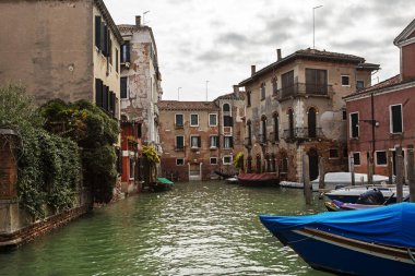 Sonbaharda bulutlu bir günde Venedik 'te insanların olmadığı Venedik Kanalı
