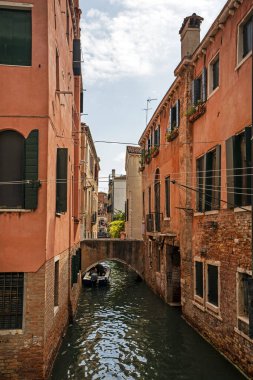 Venedik 'te antik binalarla dolu güzel, dar bir Venedik kanalı. Seyahat ve turizm