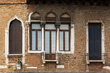 Venedik 'teki güzel tarihi pencereler. seyahat ve turizm