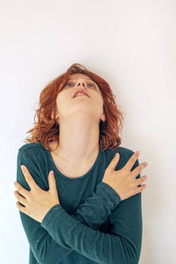 Kızıl saçlı kız duygularıyla mücadele ediyor. Ergenlik psikolojisi ve kompleksleri