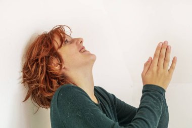 Kızıl saçlı kız duygularıyla mücadele ediyor. Ergenlik psikolojisi ve kompleksleri