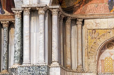 Venedik 'teki katedralde farklı boyutlarda sütunlar ve emirler var.