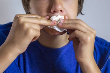 Tavuk çiğnerken peçeteyle ağzını sil.