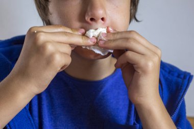 Tavuk çiğnerken peçeteyle ağzını sil.