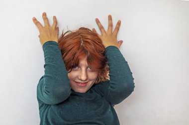 Kızıl saçlı kız odasında egzersiz yapıyor.