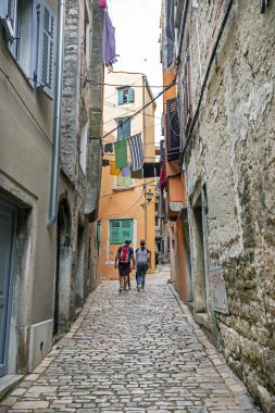 Hırvatistan 'da bulutlu bir günde turistlerin yaşadığı dar sokaklar