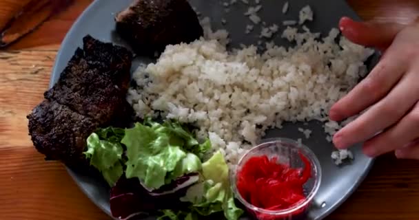 Garçon Mange Riz Blanc Avec Salade Bacon Grillé Aidant Avec — Video