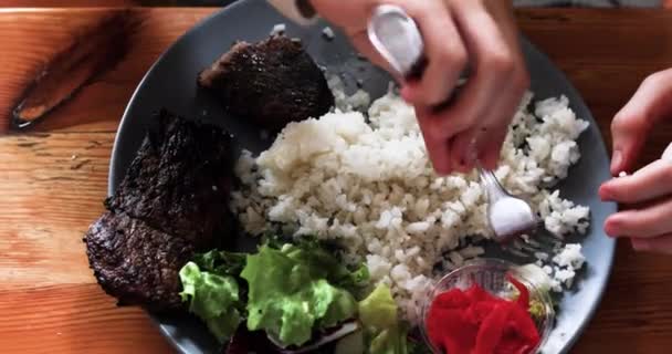 Çocuk Salatalı Pilav Izgara Pastırma Yiyor Eline Yardımcı Oluyor Flatlay — Stok video