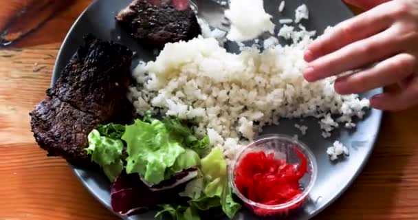 Τρώνε Λευκό Ρύζι Ψητό Κρέας Και Σαλάτα Γκρι Πιάτο Άποψη — Αρχείο Βίντεο