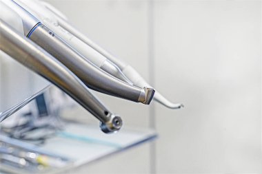 Açık arkaplanda diş tedavisi için diş eklentileri