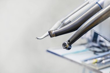 Açık arkaplanda diş tedavisi için diş eklentileri