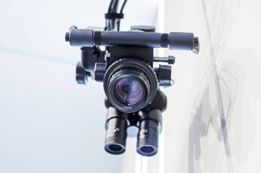 Kanalların ve diğer diş hastalıklarının tedavisi için diş mikroskobu.