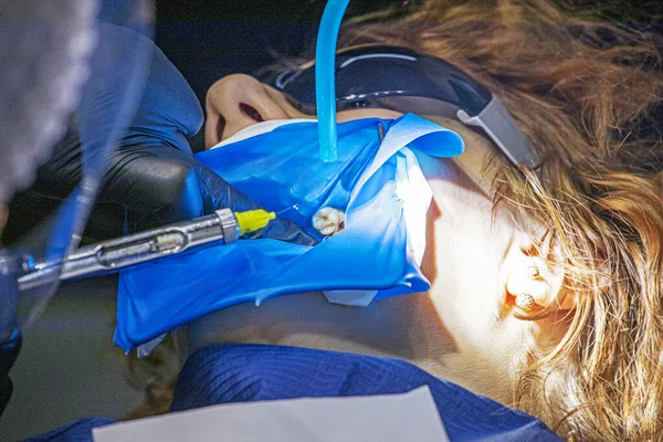 Стоматолог Проводить Анестезію Перед Лікуванням Хворого Болить Зуба — стокове фото