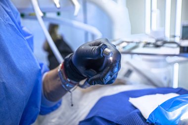 Diş türbininin el çantası dişçinin elindeydi.