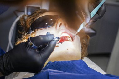 Dişçinin randevusundaki kız ağzı açıkmış. Ortodontist tedavisi ve diş bakımı