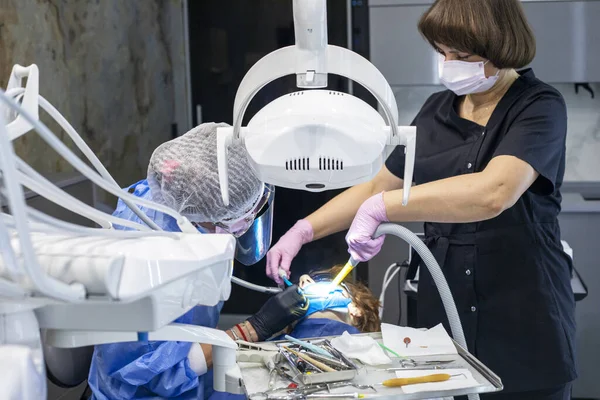 Zahnarzt Und Assistentin Handschuhen Behandeln Die Schmerzenden Zähne Eines Teenagers — Stockfoto