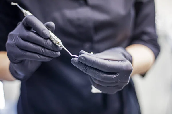 Zahnärztliches Instrument Zur Zahnärztlichen Behandlung Den Händen Eines Assistenten — Stockfoto