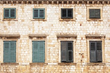 Antik Roma duvarcılık binasında yeşil panjurlu antik pencereler