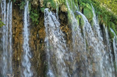 Plitnicke Gölleri 'ndeki güzel kireçtaşı şelalesi. Avrupa 'yı dolaşmak