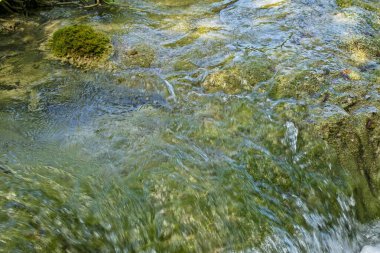 Plitnicke Gölünde kireçtaşı şelalesi. Avrupa 'yı dolaşmak