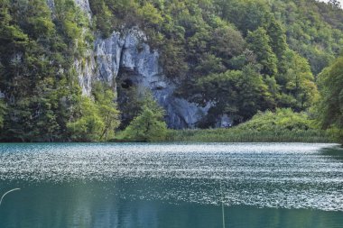 Güzel mavi Plitvice gölleri sonbaharda bulutlu bir günde. Avrupa 'yı dolaşmak