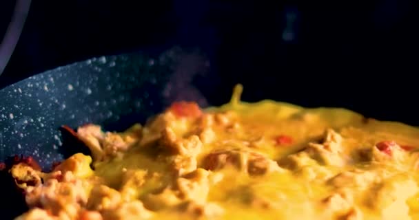 Nahaufnahme Vom Kochen Von Gemüse Omelett Mit Tomaten Und Sojabohnenstücken — Stockvideo
