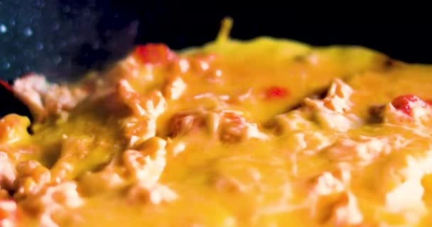 Приготовить Омлет Помидорами Кусочками Курицы Сковородке Высоком Огне Правильное Питание — стоковое видео