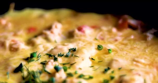Dill Und Kräuter Auf Ein Heißes Omelett Mit Tomaten Und — Stockvideo