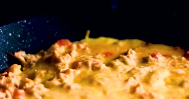 Omelette Mit Tomaten Und Hühnerstücken Einer Pfanne Garen Richtige Ernährung — Stockvideo