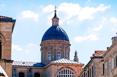 Mavi gökyüzüne karşı eski bir bina. Avrupa 'yı dolaşmak