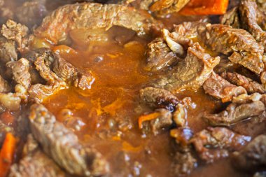 Sebzeli tavada kesilmiş et pişireceğim. Mutfakta yemek pişirmek.