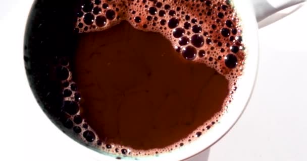 在浅色背景下 对一杯热的天然巧克力进行特写 从上往下看 — 图库视频影像