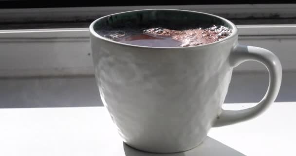 Μια Κούπα Ζεστή Σοκολάτα Στέκεται Στο Περβάζι Δίπλα Στο Ανοιχτό — Αρχείο Βίντεο