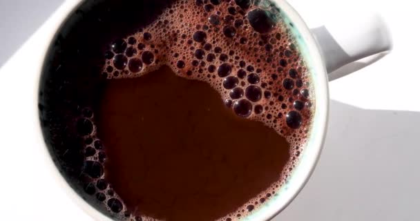 Taza Chocolate Natural Caliente Sobre Fondo Claro Vista Desde Arriba — Vídeos de Stock