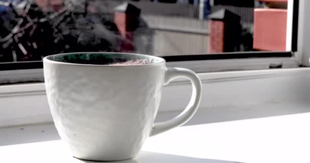 Ένα Φλιτζάνι Ζεστό Καφέ Στέκεται Στο Περβάζι Ενός Ανοιχτού Παραθύρου — Αρχείο Βίντεο