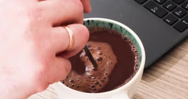 Mescolare Con Cucchiaio Una Tazza Cioccolata Calda Naturale Vicino Computer — Video Stock