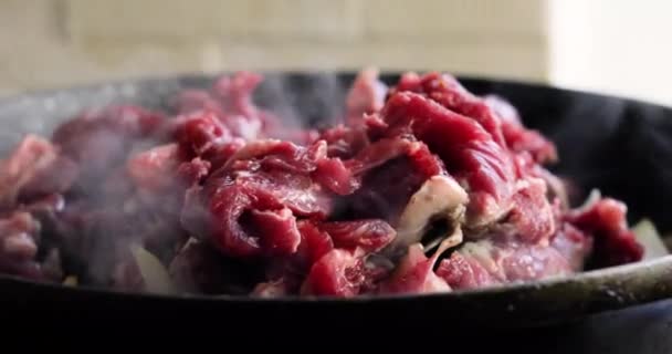 Cocer Carne Cortada Trozos Con Cebolla Una Sartén Con Cena — Vídeo de stock