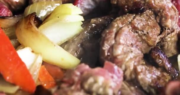 Zbliżenie Gotowania Wołowiny Pokrojonej Kawałki Cebulą Marchewką — Wideo stockowe
