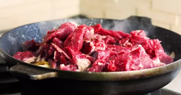 Freír Carne Cortada Trozos Una Sartén Con Verduras Vista Superior — Vídeo de stock
