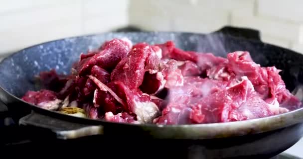 灰色の牛肉のパルプをフライパンで高熱で揚げる オーダーメイド — ストック動画