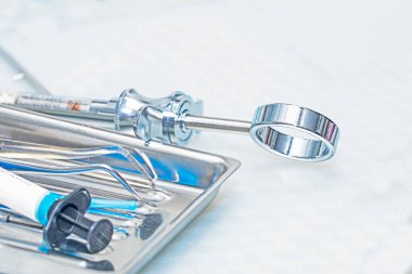 Diş aletleri masanın üzerindeki bir konteynırda duruyor. Diş bakımı ve bakımı