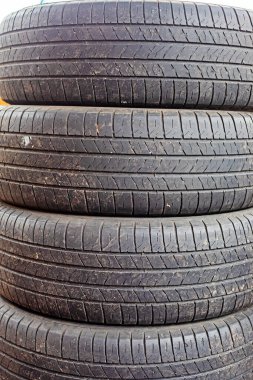 Kış tekerlek izlerinin soyut arkaplan görüntüsü. Yol güvenliği