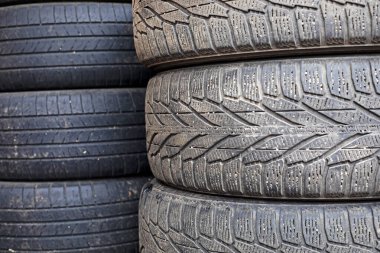 Kış mevsiminin yakın plan lastik izleri. Yol güvenliği