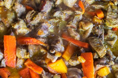 Kabaklı, havuçlu ve soğanlı et parçaları. Yukarıdan görünüm