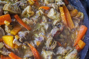 Kızartma tavasında kabaklı, havuçlu ve soğanlı et parçaları pişirmek. Yukarıdan görünüm