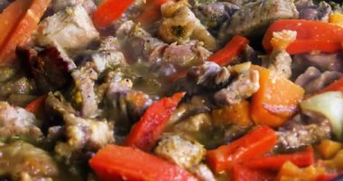 Kızartma tavasında kabaklı, havuçlu ve soğanlı haşlanmış et parçaları. Yukarıdan görünüm