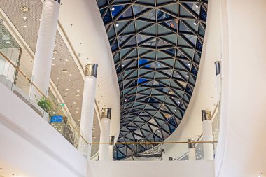 Süpermarkette farklı dokulara sahip modern parlak bir iç mekan.