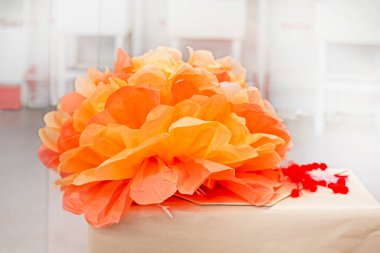 Yapay turuncu çiçek kıvrımlı kağıttan yapılır. Hediye paketi