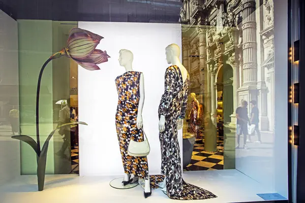 Schaufensterpuppen Stilvollen Langen Kleidern Mit Blumen Auf Einem Geschäft Windo — Stockfoto